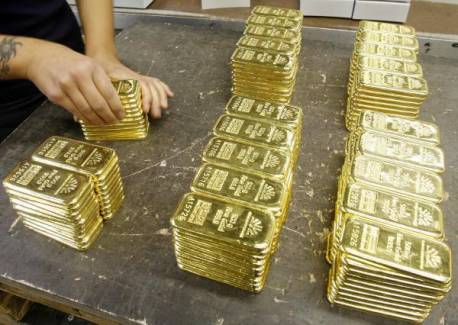 Gold end the session and week lower