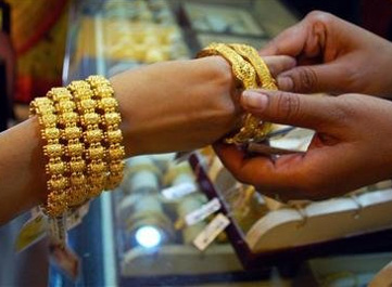 Gold price extends losses on weak demand