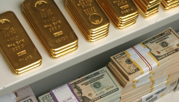 Dollar rises to highest level in 7 weeks against the euro supported data