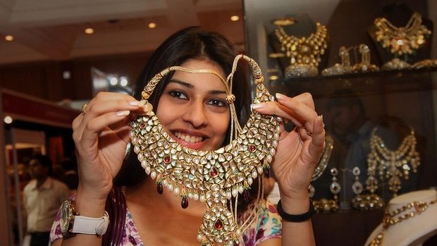 Gold adorned Indian brides unlikely to lift bullion price