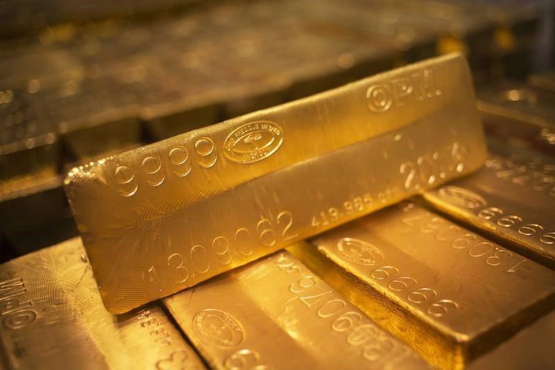 Investors escape from the global financial markets and the dollar raises the value of gold