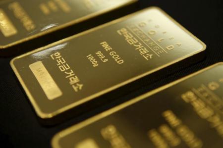 Gold near its highest level in 3 weeks with falling stock