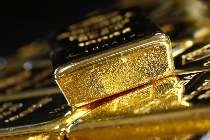 Gold starts week trading down