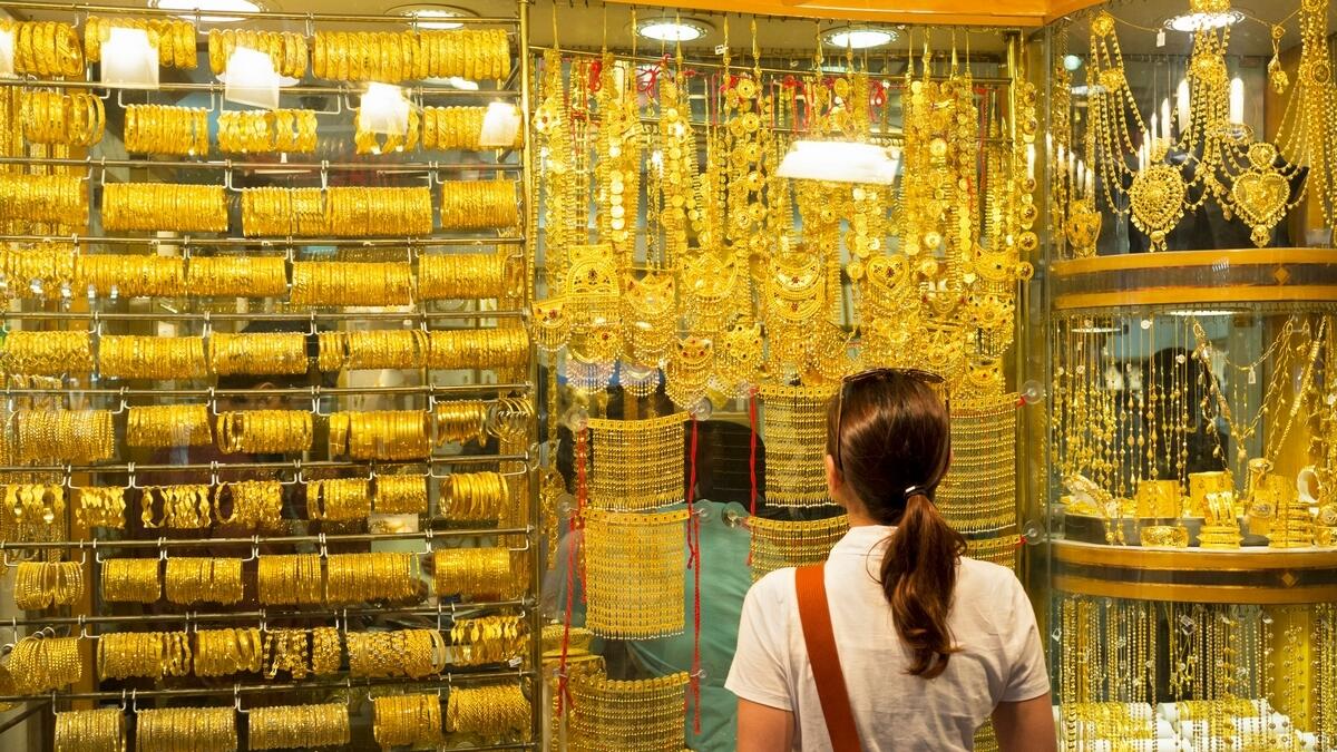 The reasons for the decline in gold prices in the global stock market by 45 dollars.. Get to know them